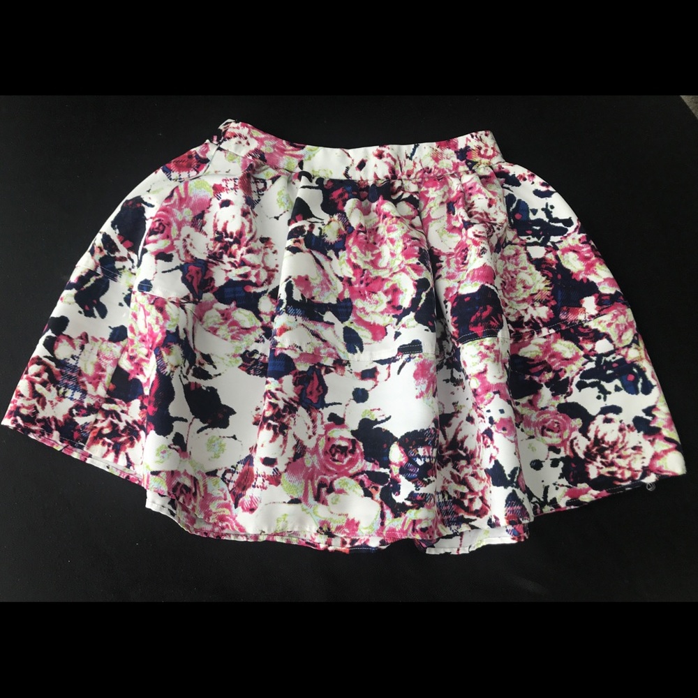 Beautiful Floral Skirt w/ Pockets